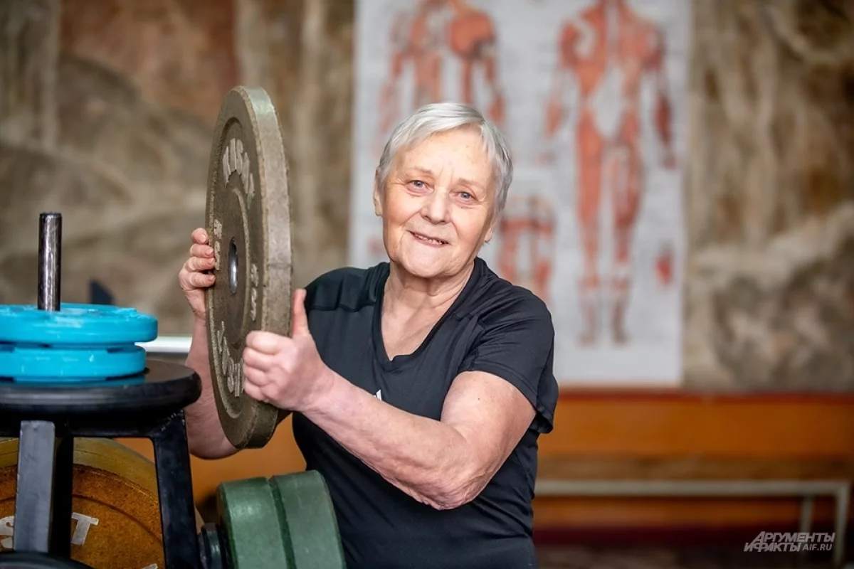 Read more about the article Железная леди. С болезнями 81-летняя пенсионерка борется с помощью штанги